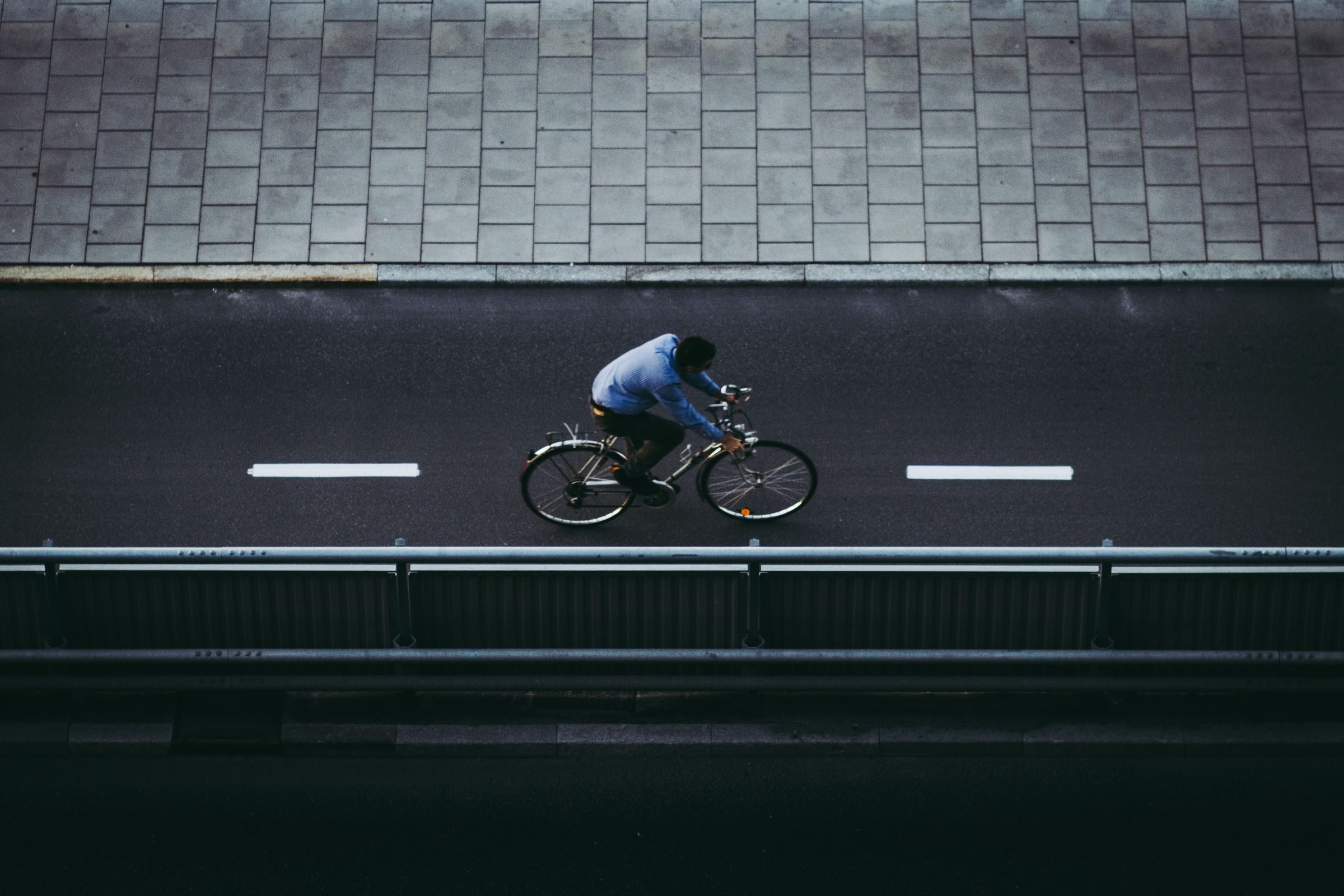 Ciclista com bicicleta em ambiente urbano