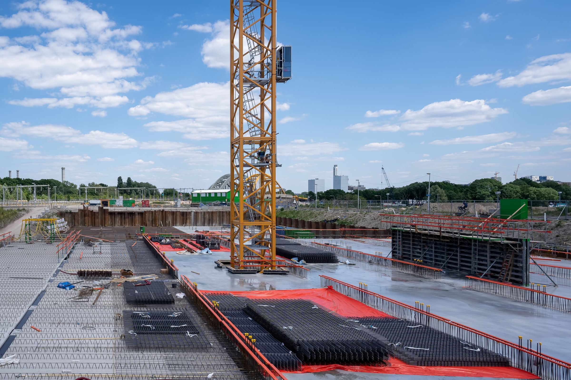 Canteiro de obras organizado com guindaste