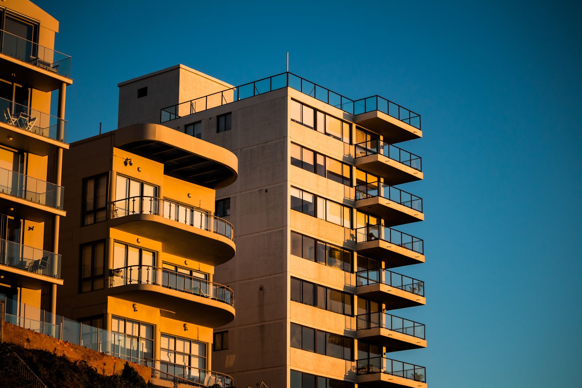 Fachada de edifício residencial contemporâneo com varandas, vista de baixo