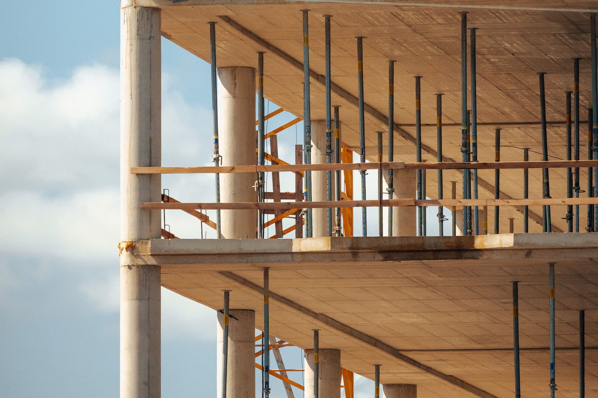 Estrutura de concreto de um edifício em construção, com pilares e lajes