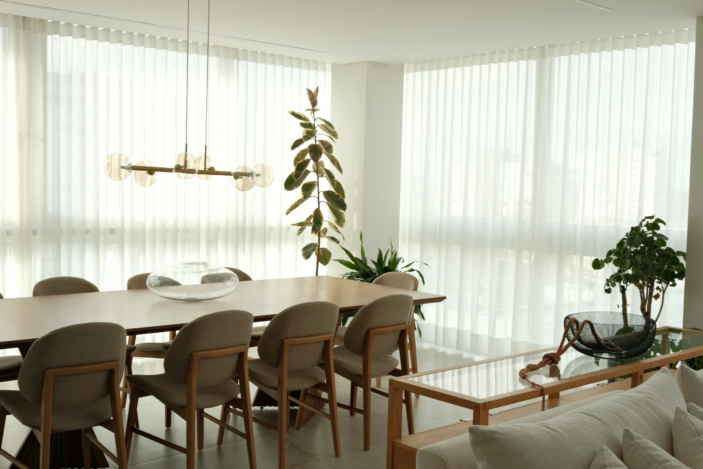 Sala de apartamento com janela ampla e luz natural