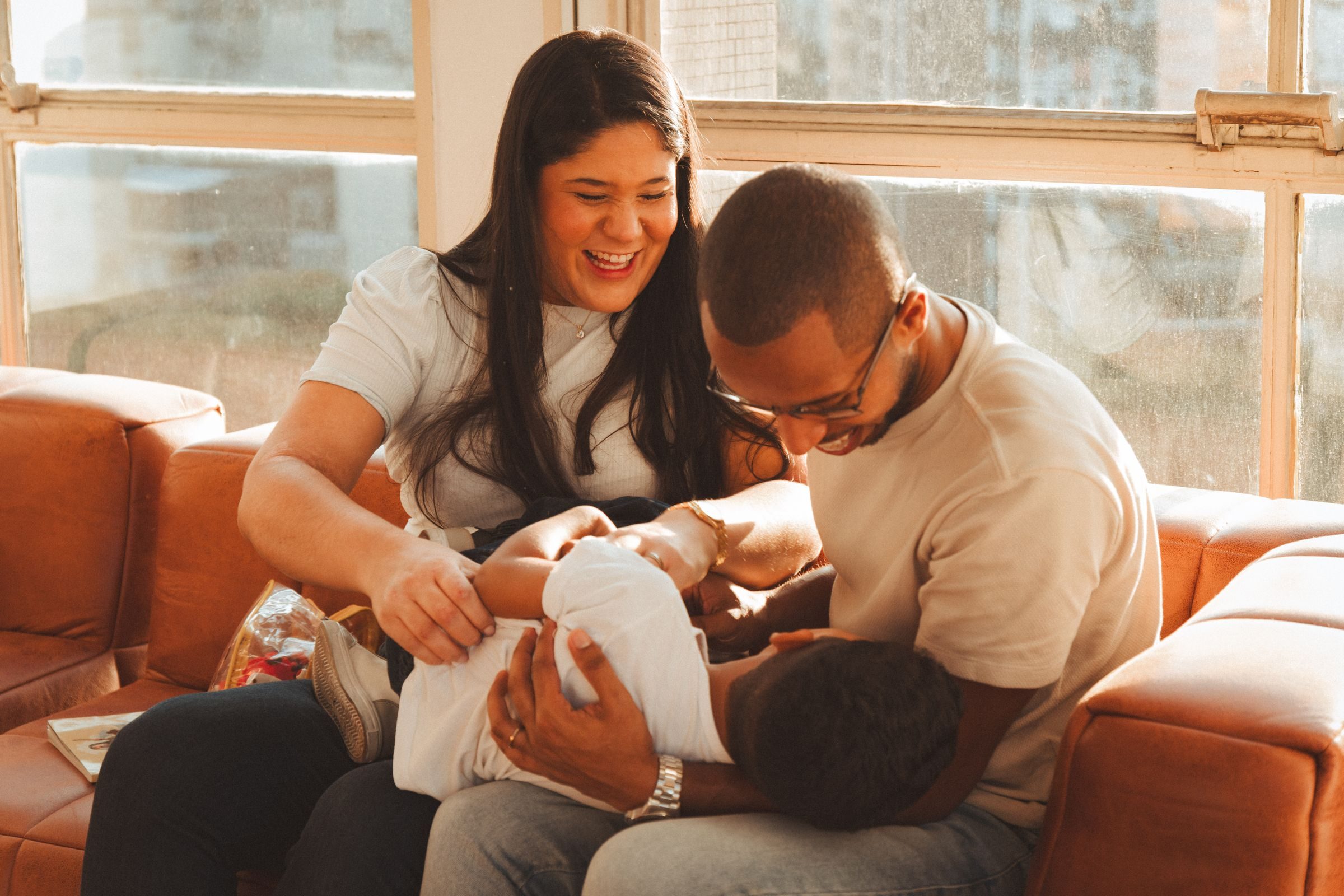 Família em casa em um momento cotidiano